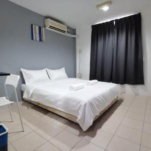 拉布安Hotel Seroja的卧室配有白色的床和黑色窗帘