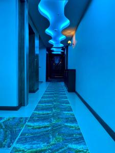 乔尔卢Grand Life Hotel的建筑物内带有蓝色灯光的走廊