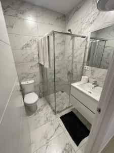 巴塞罗那Apartamentos La Meridian的带淋浴、卫生间和盥洗盆的浴室