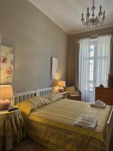 普蒂尼亚诺Dolce Farinella的一间卧室配有一张床和一个吊灯