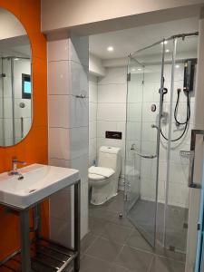 曼谷The Iconic Hotel Ari - Jatujak的带淋浴、卫生间和盥洗盆的浴室