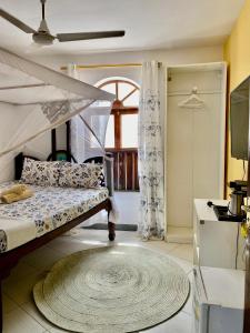 桑给巴尔Kelele Square的一间卧室配有双层床和窗户。