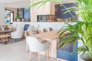 普拉加德阿罗Park Hotel San Jorge & Spa by Escampa Hotels的一间带木桌和椅子的用餐室