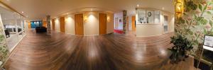 斯德哥尔摩Hotel City Living的大楼内铺有木地板的走廊