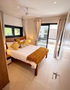 FajaraFajara Residence的一间卧室设有一张床和一个大窗户