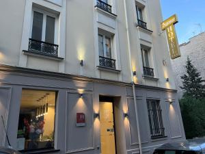 巴黎阿根诺酒店的前面有路标的白色建筑