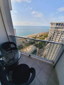 巴统Royal Apartments Batumi的阳台享有大楼的海景。