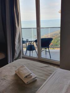 巴统Royal Apartments Batumi的一间卧室设有一张床,享有阳台的景色