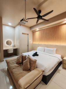 马六甲Luxury Couple Suites l Free Netflix l Mini Cinema l Massage Chair l Bathtub l WIFI 200mbps l Town Area Bali Residence的一间卧室配有一张大床和吊扇