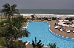 科托努Azalaï Hôtel Cotonou的享有游泳池和海滩的上方景色