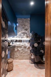 马赛LA BASTIDE DES CULS-ROUSSET的浴室享有墙上的月亮景致