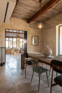 马赛LA BASTIDE DES CULS-ROUSSET的用餐室配有大型木桌和椅子