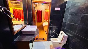 斋沙默尔Hotel Pol Haveli Jaisalmer的一间带水槽、卫生间和镜子的浴室