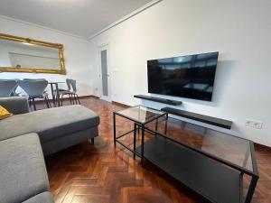 拉科鲁尼亚Oktheway Big Coruña的带沙发和平面电视的客厅