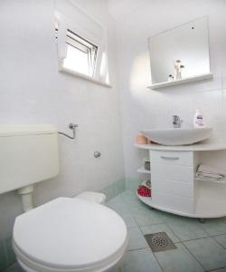 PremudaHouse Lavanda的白色的浴室设有卫生间和水槽。