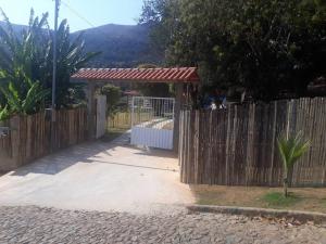 卡舒埃拉坎普Sítio da Serra em Ouro Preto MG的木栅栏,设有门和木栅