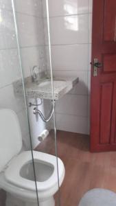 卡舒埃拉坎普Sítio da Serra em Ouro Preto MG的一间带卫生间和水槽的浴室