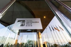 安特克拉Hotel Antequera Hills的大使山窗上的标志