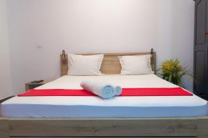 藻德济2 0 HÔTEL Vanille的床上有红蓝色的毯子