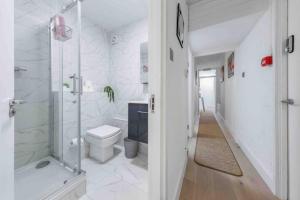 伦敦Luxury Sleep 10 Next to king cross SP7的带淋浴和卫生间的白色浴室