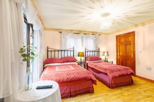 唐帕特里克Dunleath House的一间卧室配有两张带红色棉被的床