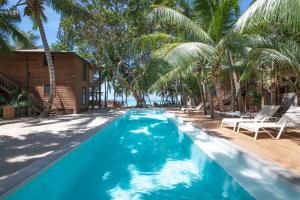 罗阿坦Arca的棕榈树游泳池及度假村