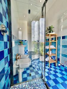 佛罗伦萨Zoroastrohome Borgo Peretola Firenze Nord的蓝色瓷砖浴室设有卫生间和淋浴。