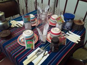 科帕卡巴纳Hostal Arco Iris del Lago的桌子上摆着盘子和餐具