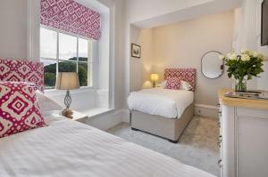 普利布里奇Waterfoot Park的一间卧室设有两张床和窗户。