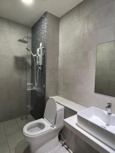 哥打京那巴鲁Kota Kinabalu City Centre @ The Shore by Casa Yolo的浴室配有卫生间、盥洗盆和淋浴。