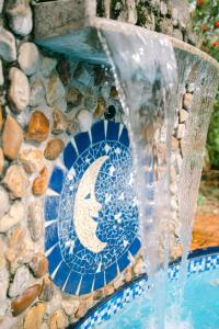马利西亚斯Lua Chales的水喷泉,上面有月亮设计