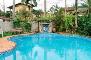 马利西亚斯Lua Chales的庭院里带长凳的蓝色游泳池