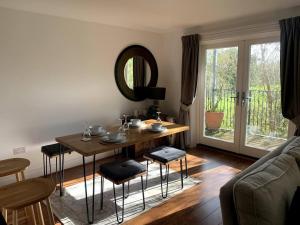 牛津Spacious 2-Bed Apartment in Oxford的客厅配有桌子和镜子
