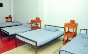 卡图纳耶克Airport Tourist Resort的一间房间里三张床的组合