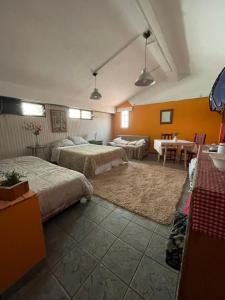 埃塞萨Soul Habitaciones的酒店客房设有两张床和一张桌子。
