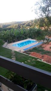 卡舒埃拉坎普Sítio da Serra em Ouro Preto MG的享有庭院内游泳池的景色