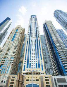 迪拜At THE TOP MARINA的城市中两座高耸的摩天大楼