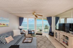 德通纳海滩海岸Daytona Beach Shores Ocean Front Balcony 2Beds 2BA King STE and 2Queens - Shores Club 805的带沙发和平面电视的客厅