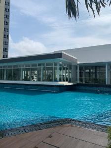 加影COMFY SKY SUITE Free Wifi & Netflix的一座大型建筑,设有大型游泳池