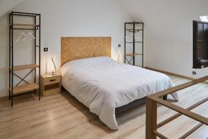 DameryParadis Champenois的卧室配有白色的床,铺有木地板