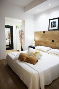 佩斯卡拉Villa Alba Boutique Hotel的卧室配有白色大床和白色枕头