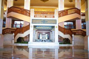 马赫迪耶Mahdia Palace Thalasso的享有酒店大厅的景色,设有大型楼梯