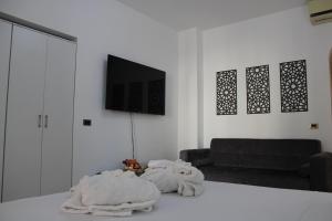 赫尔格达Apartment inside 5* star hotel private beach with reef (FOREIGNERS ONLY)的带沙发和毛巾的客厅