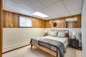 拉勒米Laramie Vacation Rental 3 Mi to Downtown!的一间卧室配有一张床和镜子