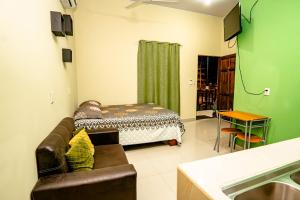 奎波斯城Apartamento Aliga 2的客厅配有沙发和1张床