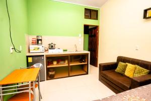 奎波斯城Apartamento Aliga 2的带沙发的客厅和厨房