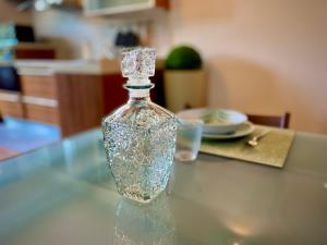 卡萨诺韦Malpensa Home Milan Lakes的坐在桌子上的一个玻璃瓶