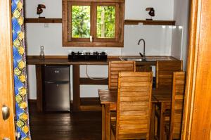 Rio do OuroECO-POR的厨房配有桌椅和水槽。