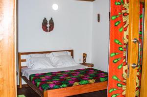 Rio do OuroECO-POR的一间卧室配有一张带彩色毯子的床
