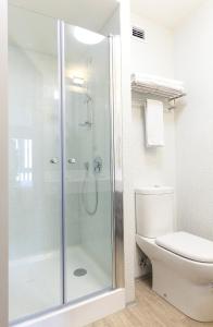 圣地亚哥Novapark的带淋浴和卫生间的浴室